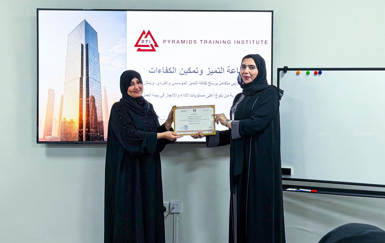 بلدية دبا تنظم برنامجًا تدريبيًا بعنوان «صناعة التميز وتمكين الكفاءات» لموظفيها