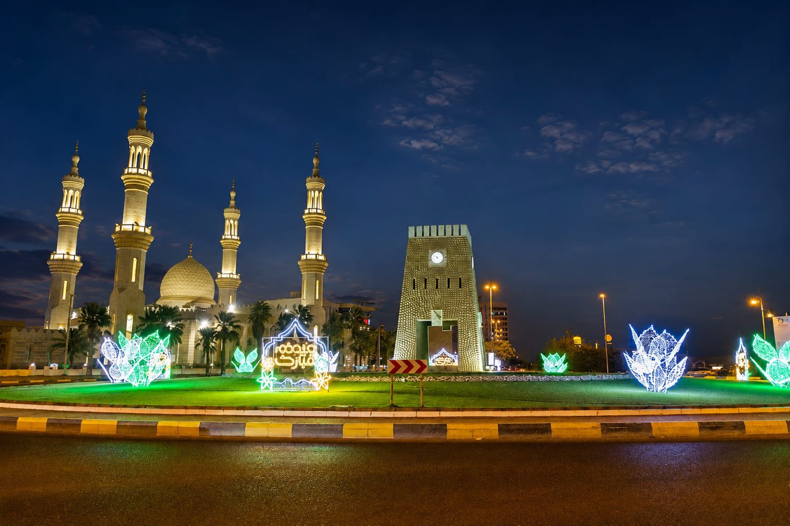 بلدية دبا تزيّن شوارع المدينة وتُهدي موظفيها كسوة العيد احتفاءاً بعيد الأضحى المبارك