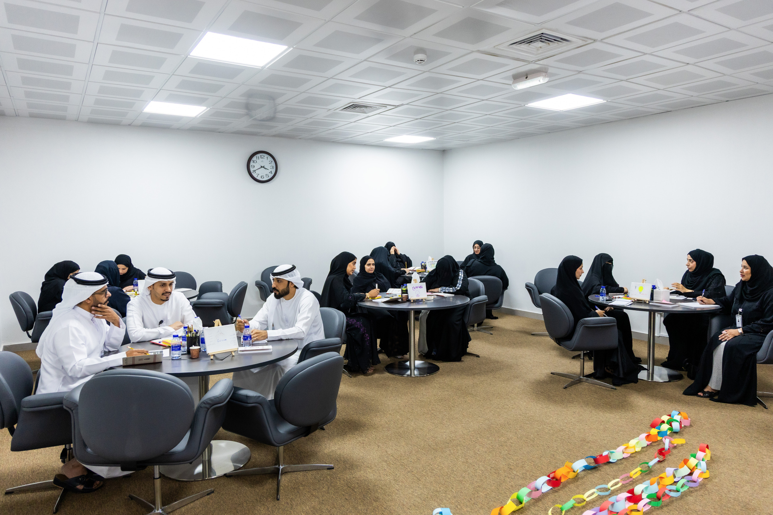 بلدية دبا تعزز الاستثمار في الكفاءات الوطنية عبر برنامج لإعداد القيادات الواعدة