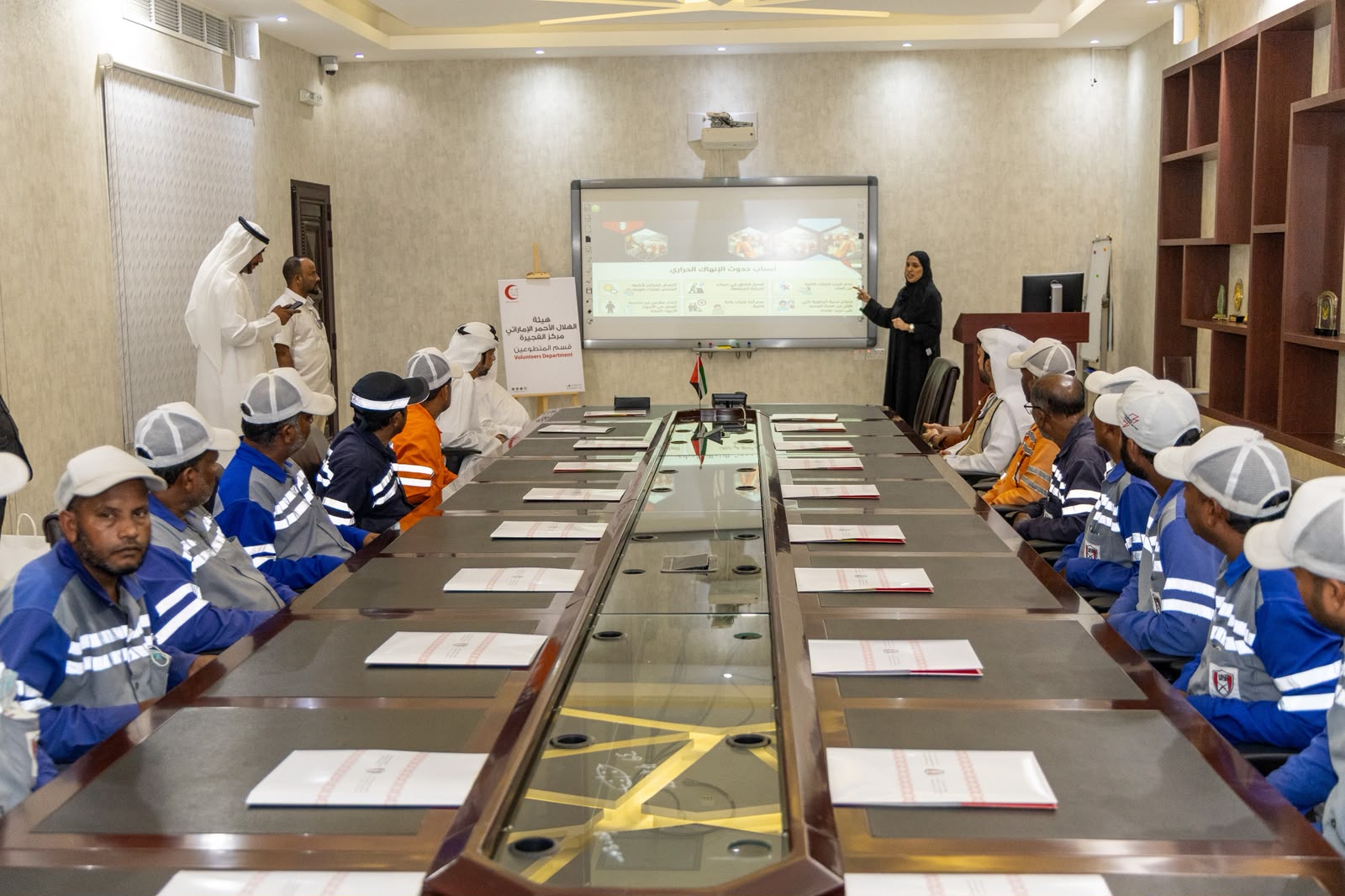 تعاون مجتمعي بين بلدية دبا والهلال الأحمر الإماراتي لتعزيز الصحة العامة للعمال عبر فعالية نبع الخير