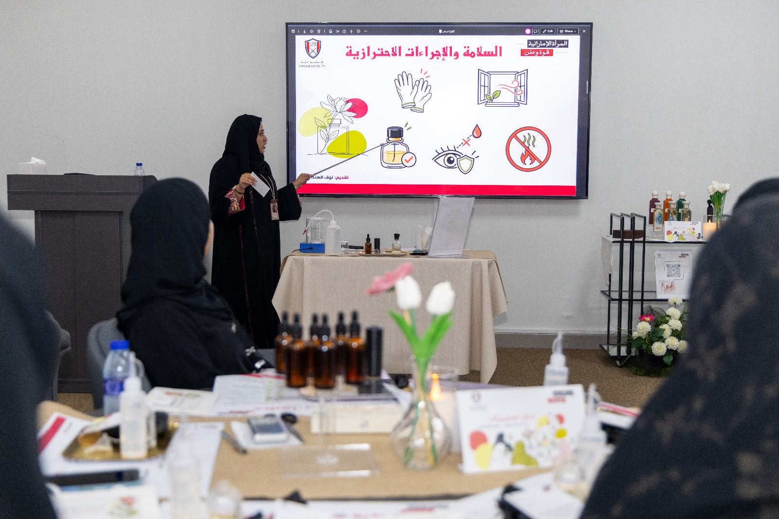 بلدية دبا تحتفي بالمرأة الإماراتية بورش تحفيزية وإبداعية