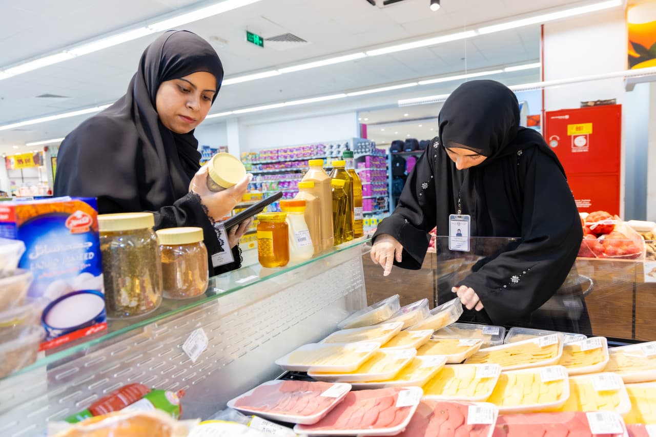 بلدية دبا تُكثف حملاتها الرقابية لضمان الصحة العامة وحماية المستهلك