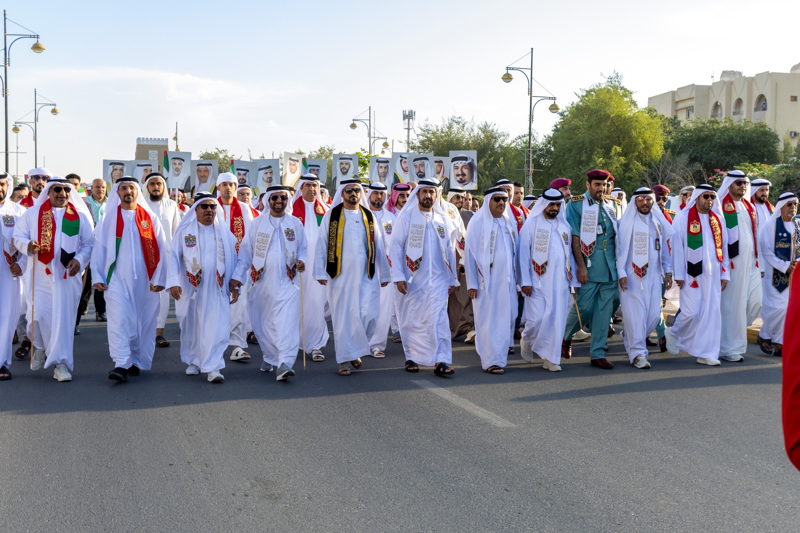 بلدية دبا تُنظم مسيرة وفعاليات تراثية وفنية احتفالاً بعيد الاتحاد 54