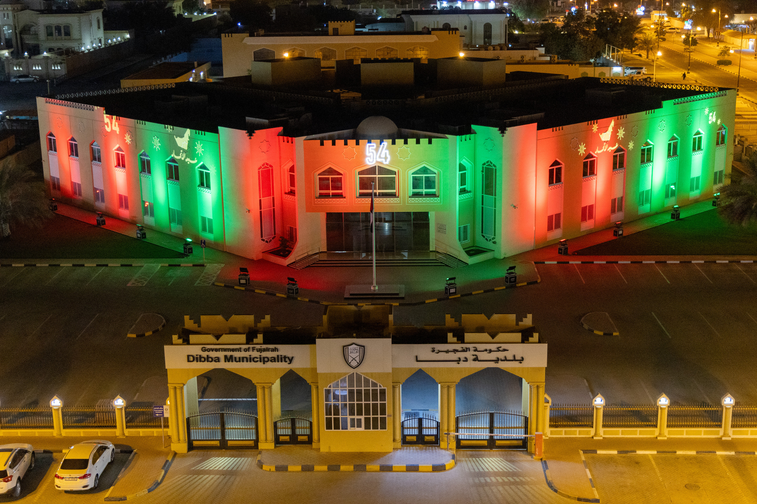 بلدية دبا تنجز أعمال تزيين شوارع المدينة استعداداً لاحتفالات عيد الإتحاد 54