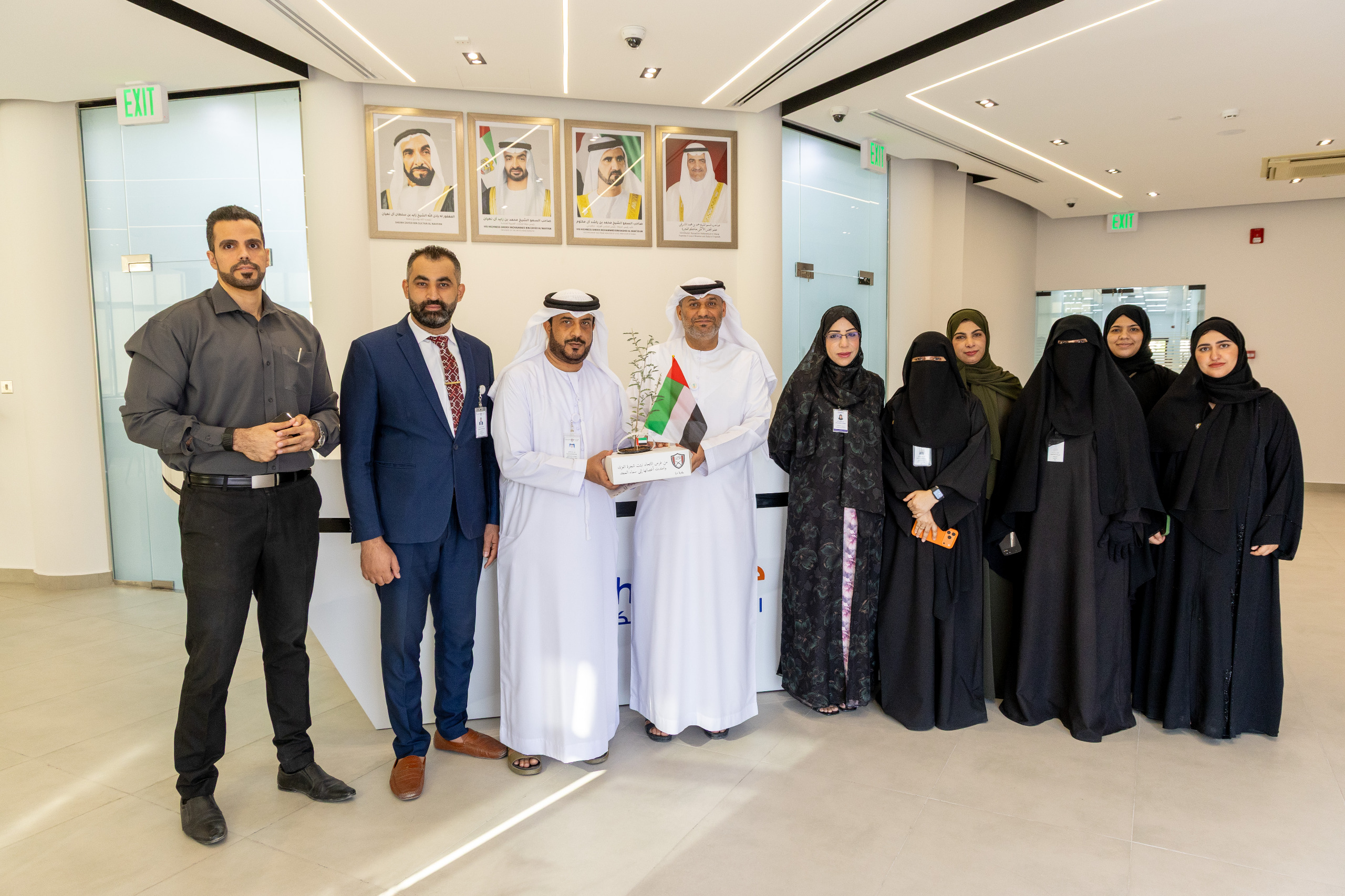 بلدية دبا توزّع 54 شتلة من شجرة الغاف احتفاءً بعيد الإتحاد الـ54