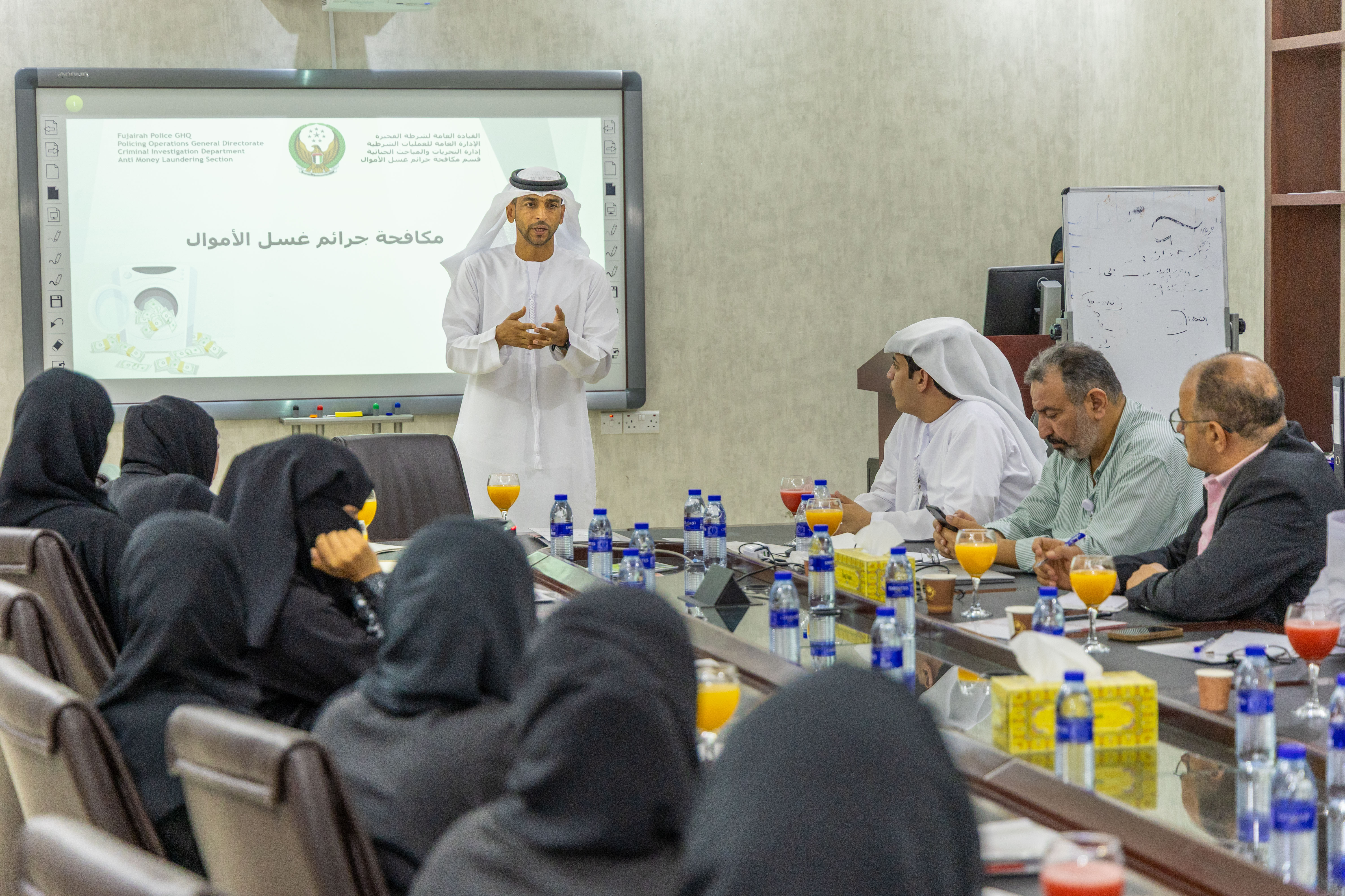 بلدية دبا تنظم ورشة عمل توعوية حول مكافحة غسل الأموال بالتعاون مع شرطة الفجيرة