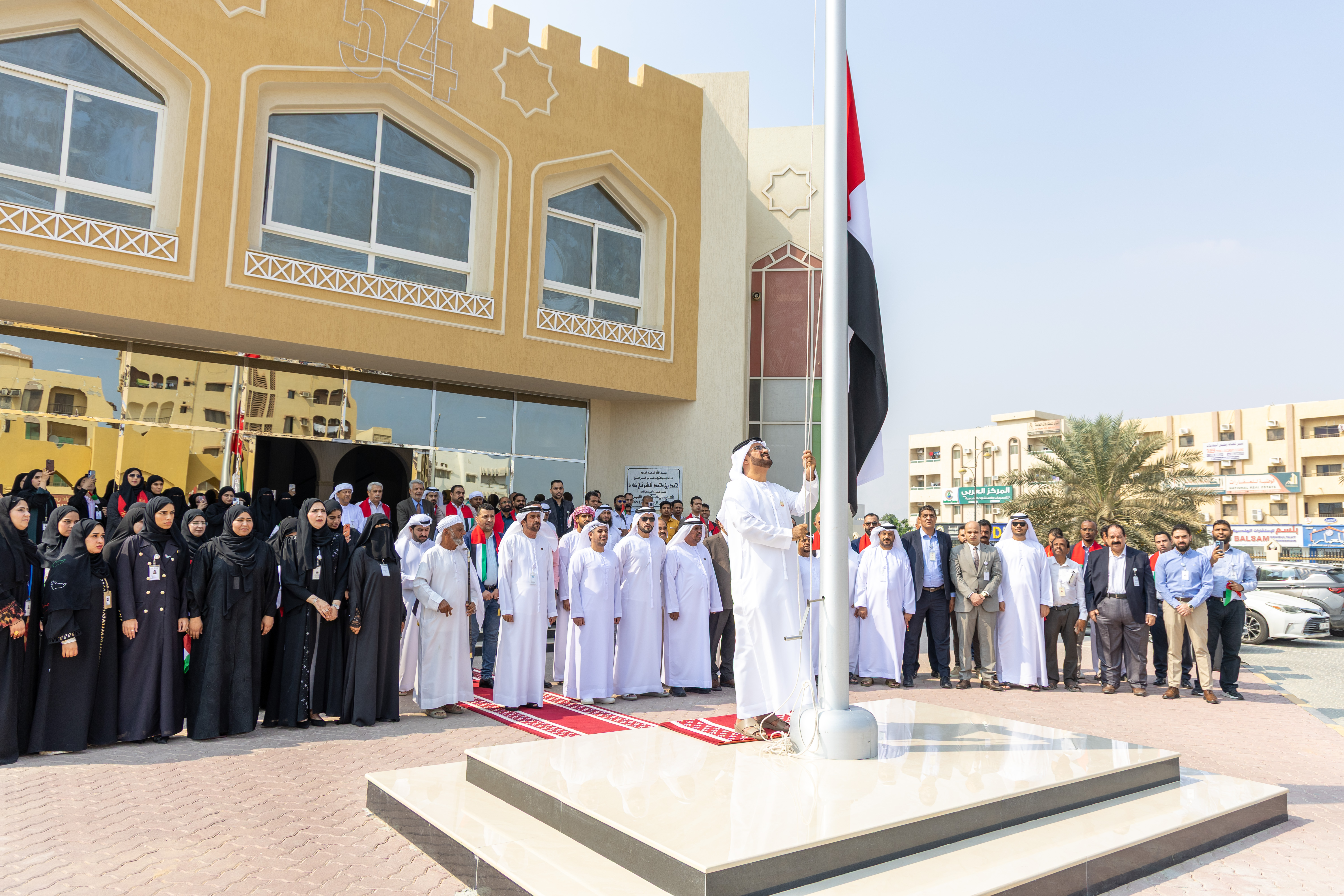بلدية دبا تحتفي بيوم العلم وتؤكد اعتزازها بالرمز الوطني