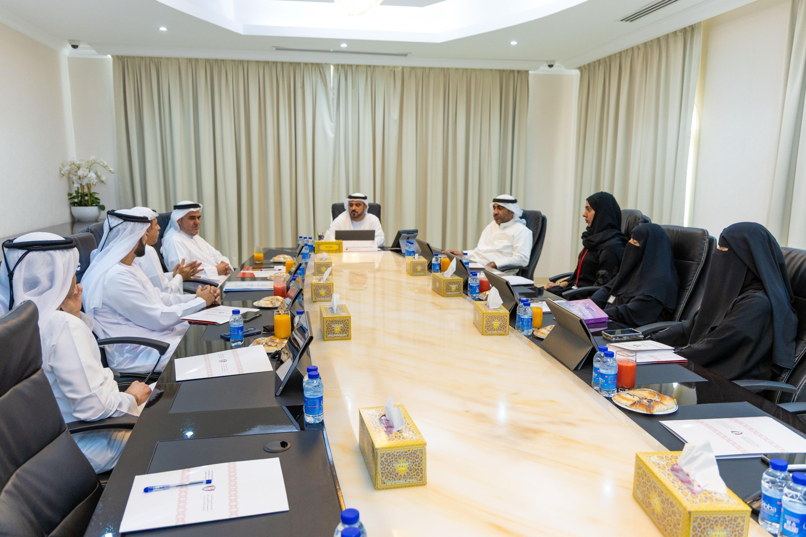 بلدية دبا تعقد اجتماعًا مع مجلس إدارة إتحاد ملاك منتجع العنوان لمناقشة مستجدات أعمالها وفق قانون تنظيم العقارات المشتركة بإ